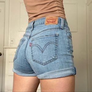 LEVI’S Light Wash Mid Length Short
